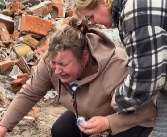 E ESPLAY: Il momento in cui la madre ucraina trova suo figlio morto