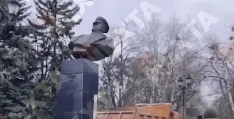 Der sowjetische Kriegsheld wurde in Kharkiv ruiniert