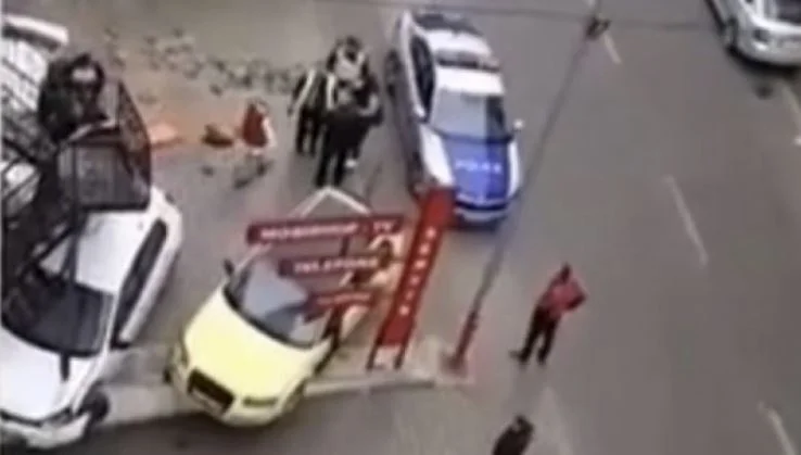 Incidente a differenza di Fushë Kosovo, tre auto entrano sotto le scale di un bar