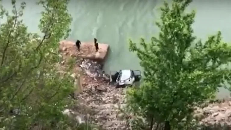 Tragic accident: Dad ends up with the car in the lake, the boy saves miraculously