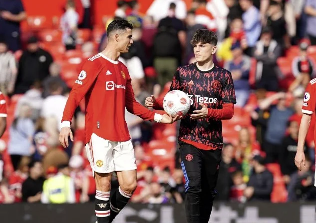 Aguero's epic comment after Ronaldo donated the ball to the new United player: You haven't played Leo Mess yet.