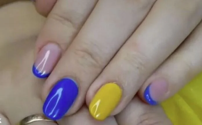 C'est également vrai en Russie : Une femme arrêtée pour manucure à ongles drapeau ukrainien