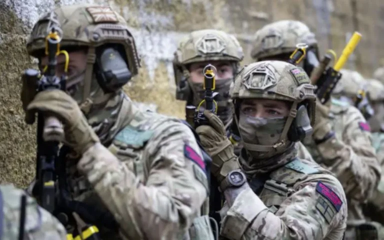 British Special Forces arrive at Kiev to train Ukrainians in the use of anti-tank missiles