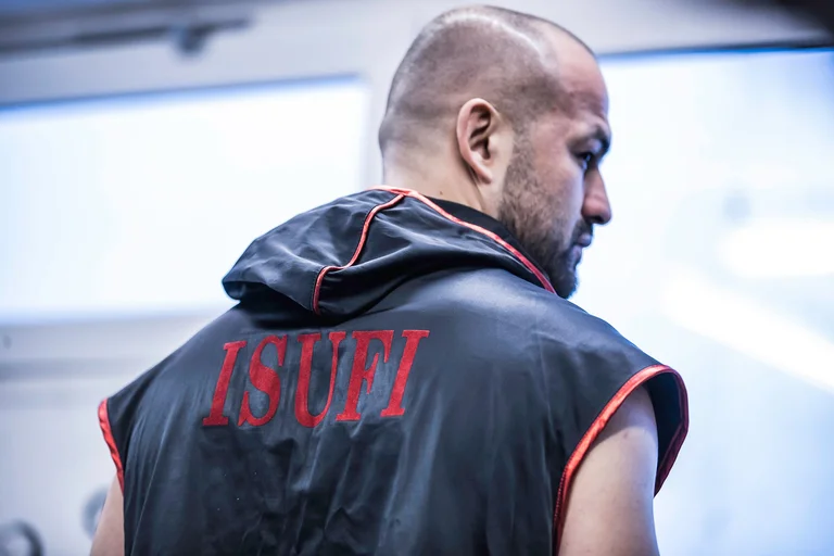Stunde gelehrt, wenn albanischer Boxer Shefat Isufi den Ring klettern wird