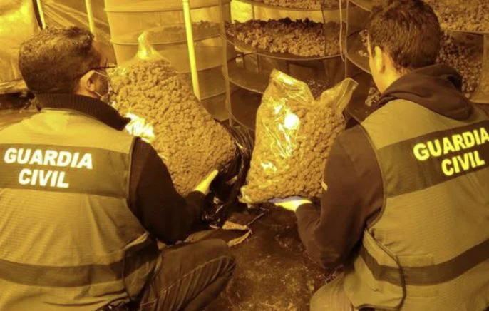 Zwei Albaner werden mit “barhouse” in Spanien gefangen, die Polizei überrascht über ihre Methoden