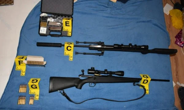 Wie kam er zum Mord in Blackbird, die Polizei findet eine ganze Menge Waffen im Haus des Verdächtigen?