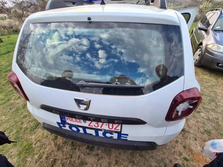 Imágenes del lugar donde se produjeron dos explosiones cerca del coche de la policía de Kosovo en Jarinje