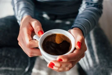 sorgsam, nicht Kaffee und dieses Essen zu kombinieren: Keine schlechtere Kombination für den Magen.