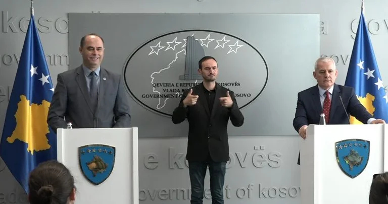 El director de la policía se fue cuando Svechla se avergonzaba a preguntar por el empleo de la hermana, y yo respondí.