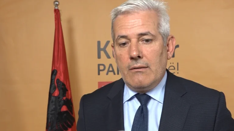 Motra e Xhelal Sveçlës, Magbulja, punësohet në ministrinë e Pecit