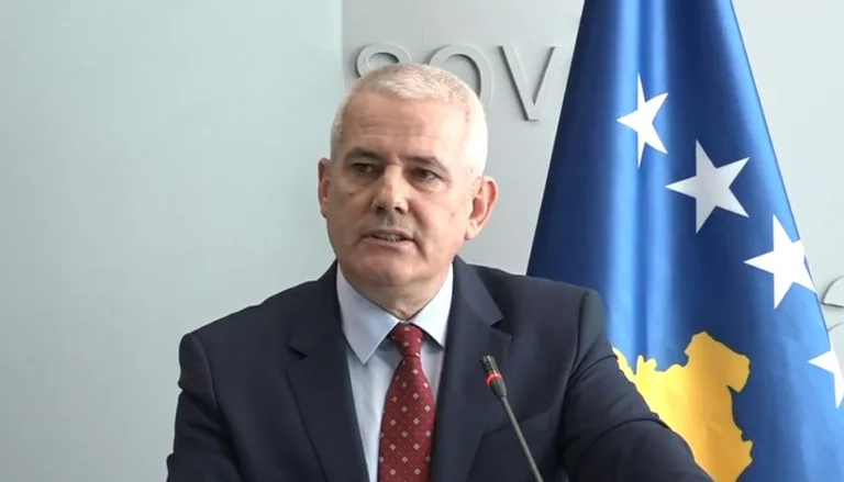 Svechla's low behaviour: Periscop's journalist asks him about his sister's employment, he replies: Don't talk nonsense.