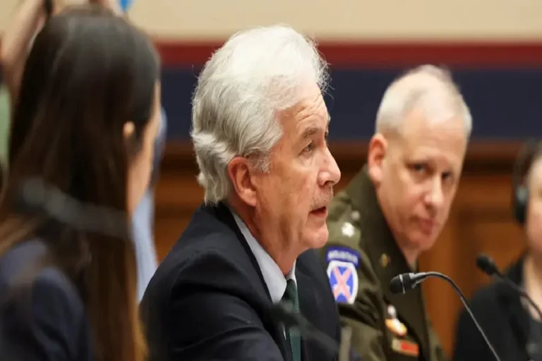 Chef de la CIA: La menace russe contre les armes tactiques nucléaires devrait être retirée de “