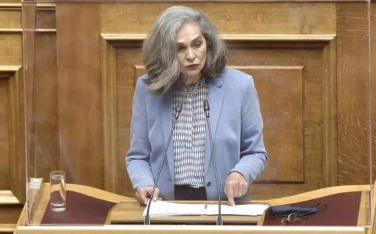 MP levanta el parlamento griego a pie después de reconocer a los albaneses como minoría nacional allí