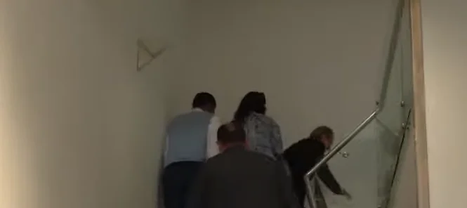 Il allait au nouveau bureau, Berisha s'effondre sur les marches du DP (VIDEO)