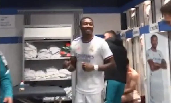 Alabama shows a show in the dressing room after winning Chelsea