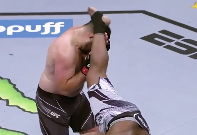 Je vous le dis, des coups comme ça que vous n'avez jamais vus en UFC, votre adversaire a un mauvais caractère.