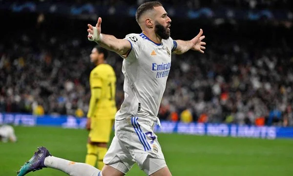 Benzema is being great. She asked for her attention to this Chelsea football player.