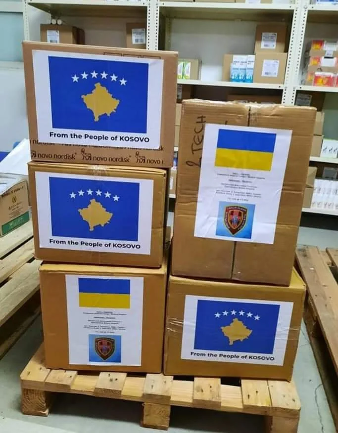 Le premier contingent d'aide médicale du Kosovo arrive en Ukraine