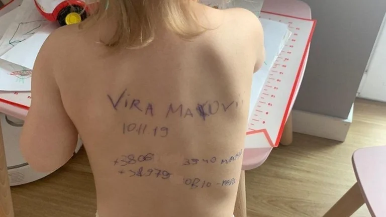 Ukrainische Mutter schreibt die Hintergrunddaten des Mädchens