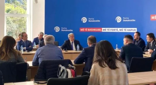 Berisha exhorte Alibeaj à démissionner du chef du groupe parlementaire
