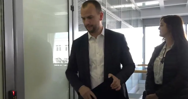 Stays Kastrati takes Arberie Nagavci to the door: Knock knocks, but minister doesn't show up (Video)