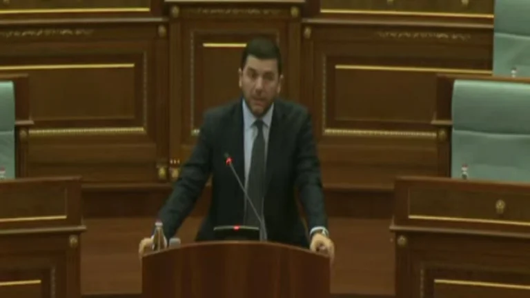 Krasniqi cita gli scandali di Bislimi Gervailla: la politica estera del Kosovo