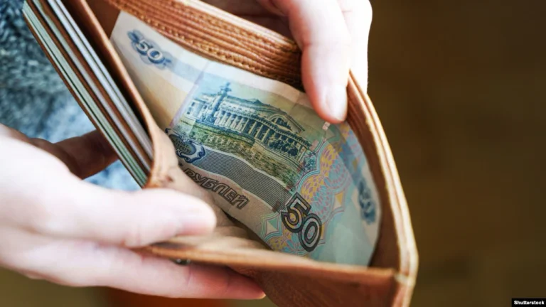 Dévaluation totale: Le rouble russe continue à descendre