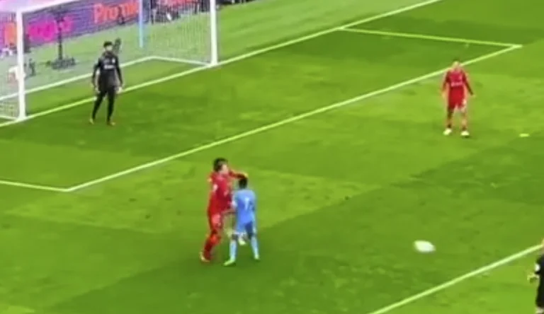 Le moment où Van Dijk l'arrête comme un enfant Sterling en action