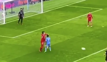 Der Moment, als Van Dijk ihn als Kind anhält Sterling in Aktion
