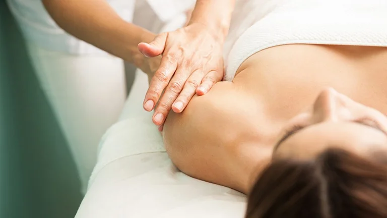 Les avantages du massage lymphatique: Comment le faire maison