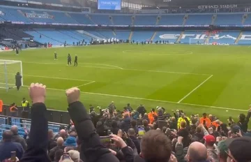 Man City Fans verlassen ihr Stadion, warum bleiben Liverpool noch?