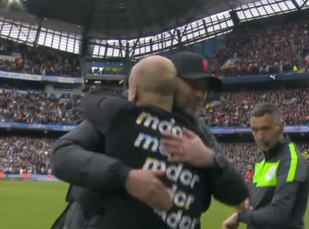 Did you see this moment? Look howardilla greets Cloppy after the match.