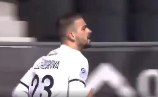 C'est la réaction d'Edon Zegrova suivant le but magique d'Angers