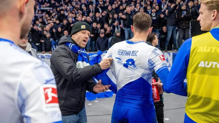 God's wonder they lost their derby, fans strip players in the middle of the stadium in Germany