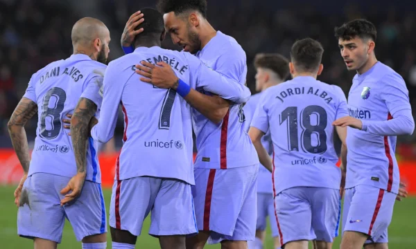 Barcelone ferme le jeu à Levante avec le drame, De Jong leur héros