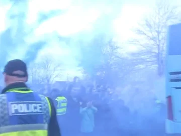 Der große Derby '% Man City und Livepool befinden sich im Stadion “Etihad”, große Anzahl von Fans vorhanden
