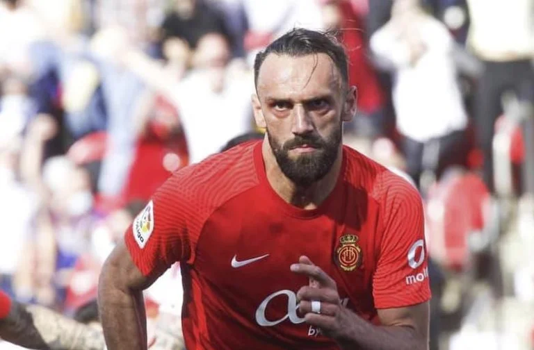 It's about why Spain doesn't recognise Kosovo... La League puts Vedat Muriqi on the cover of the official site.