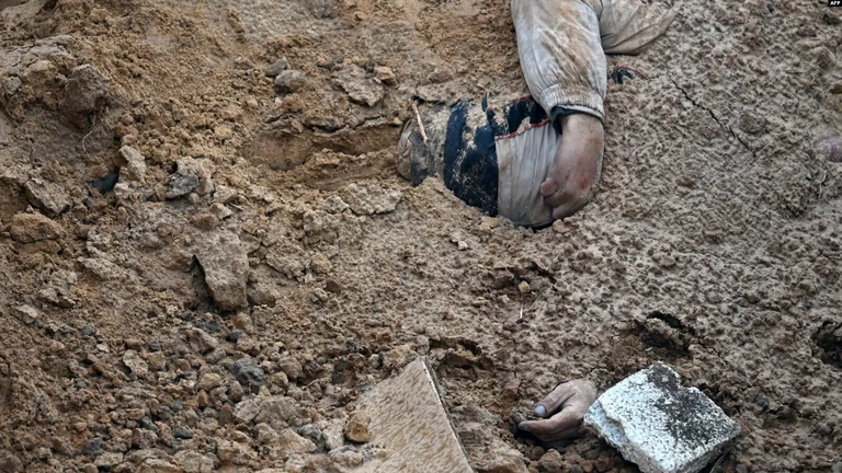 Deux corps civils de la fosse commune trouvée aujourd'hui près de Kiev