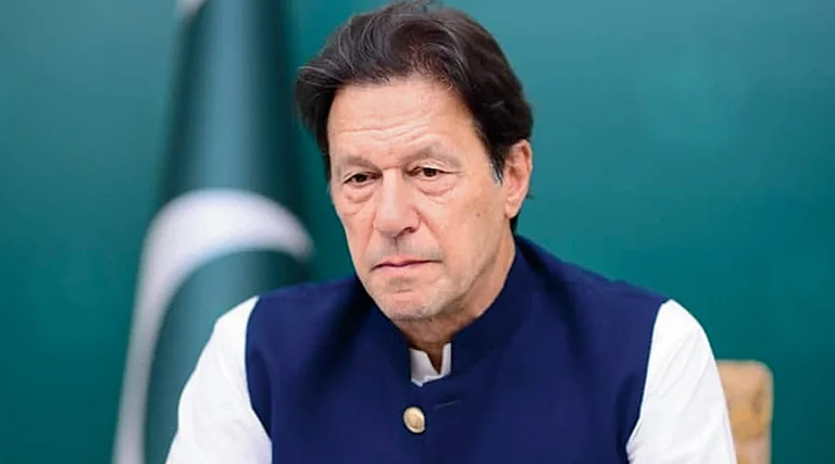 Le Parlement pakistanais a rejeté le Premier ministre Imra Khan, aux côtés de Poutine
