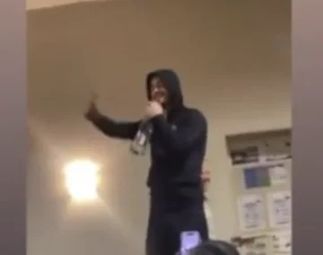 Edon Zegrov auch Rapist, singt den Song zu seinen Teamkollegen