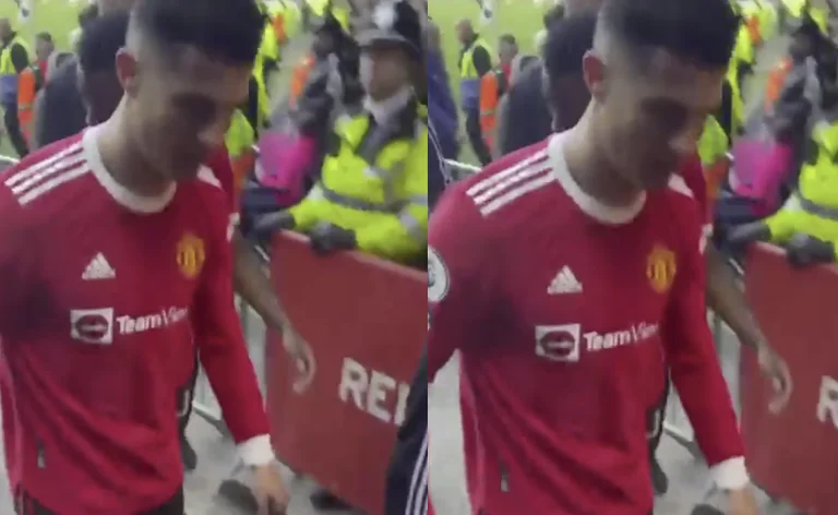 Ronaldon s'énerve après avoir perdu Everton, casse le téléphone d'un fan au sol.