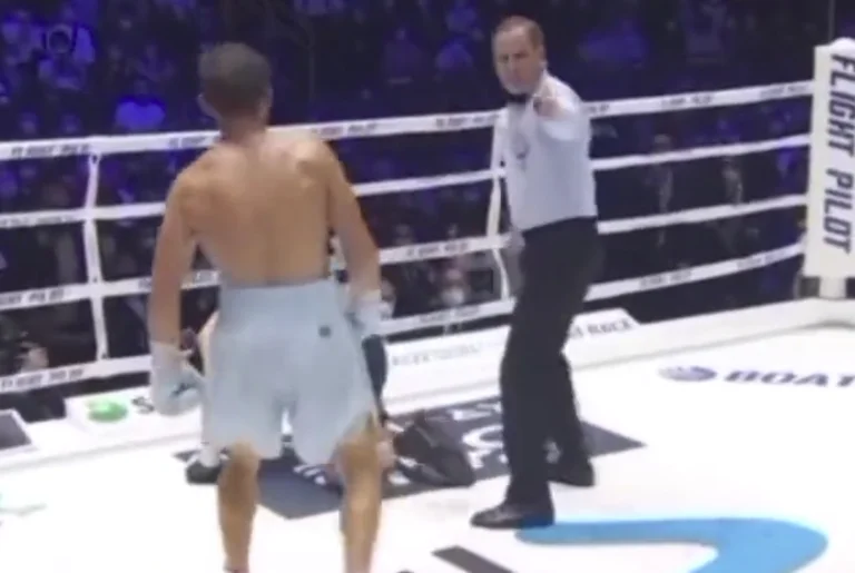 Tu as vu ça en boxe ? Le boxeur perd ses sentiments à son adversaire en un coup