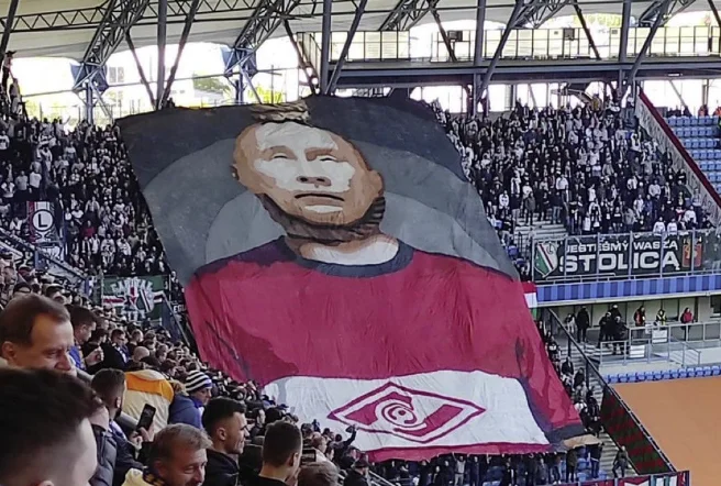 Les fans de Legia en Pologne des Hommages ont montré le président russe Vladimir Poutine accroché sur corde