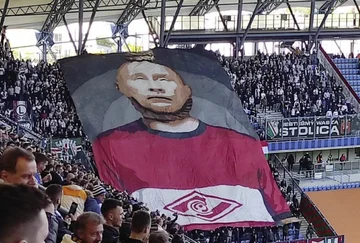 Legia Fans in Polen aus den Tributen zeigten russischer Präsident Wladimir Putin auf Seil hängend