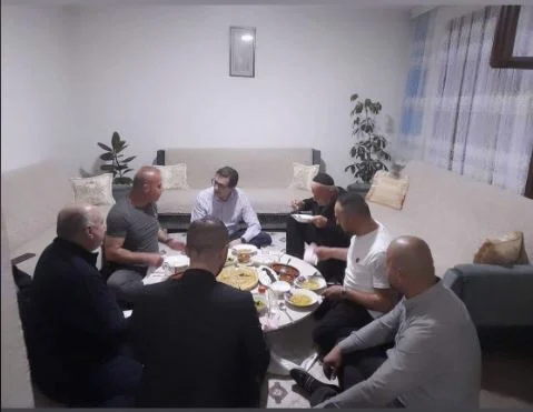 Pendarovski für Iftar inak von Bäckern aus Hasi