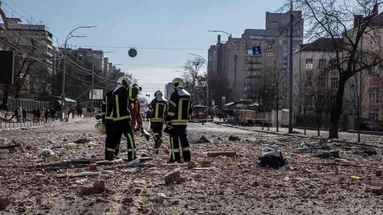 Missile Blast beschädigt die Wohnungsblock nördlich von Kiew