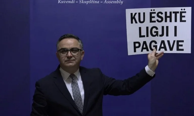 AAK: Unionists' protest message to the Government to pass the Law of Salaries as soon as possible