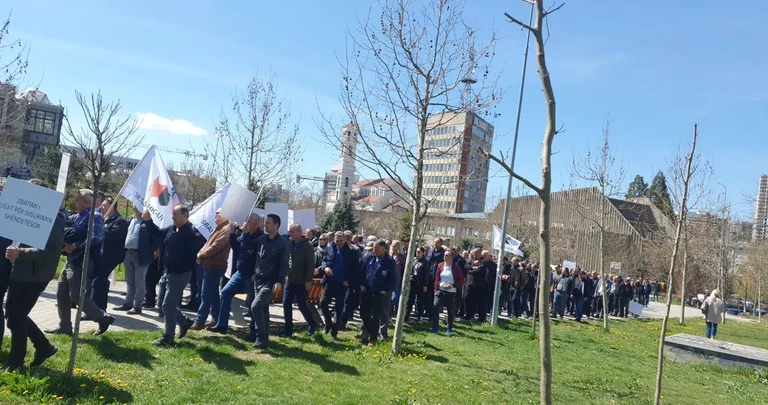 We're 300 grand, now you're not going to get 300 grand more votes. Hundreds of protesters in charge of the Jasharain Beftman to the government.