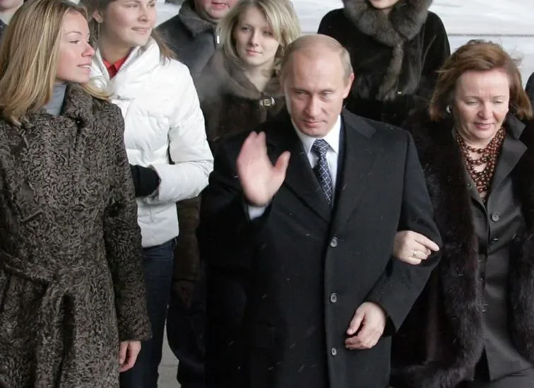 After the United States, the EU also sanctions Putin's chips: Travels for Marian and Catherine