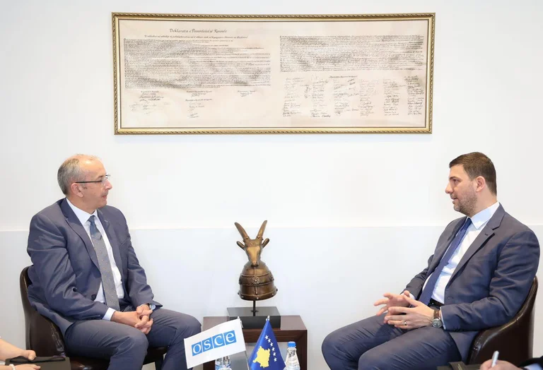 Krasniqi rencontre Davenport : PDK soutient la réforme électorale au Kosovo